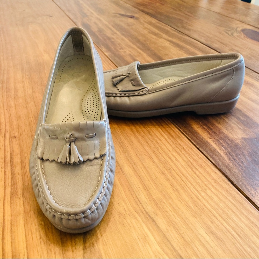 SAS Softie 8.5 N (narrow) Leather Slip On Comfort Kiltie Tassel Loafers EUC